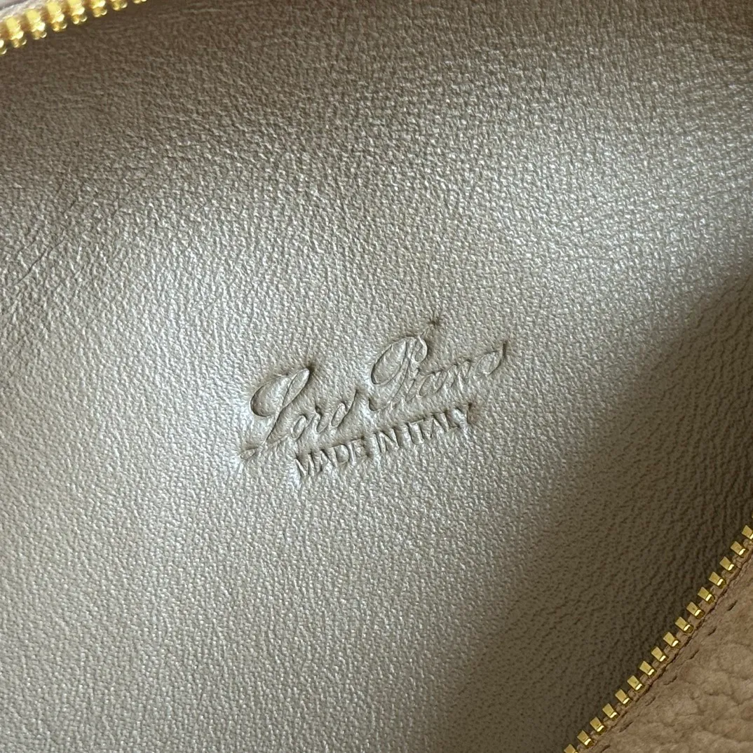 p1160💋💋💋【Original leather configuration counter complete package】 𝐋𝐨𝐫𝐨 𝐏𝐢𝐚𝐧@ Extra pocket L19 series handbag/crossbody bag, all steel deerskin, the most comfortable life is not defined, just like loro The material design of pian@ does not require complicated design styles. The simple and soft outline is elegant and durable, like an exquisite cosmetic case, which perfectly balances appearance and functionality. The leather is delicate and feels as soft as butter. The small bag has a large capacity. It is not only portable with a thin shoulder strap, but can also be worn cross-body. Sisters who have a special liking for minimalist style can buy it. It is simple and versatile. The simpler, the more different. Stars and Instagram celebrities are all planting it. There are two sizes of 19 cm and 27 cm. One is exquisite and casual, and the other is elegant and grand. Size: Small: length 19×width 7×height 12cm (